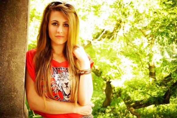 Польская девушка Моника, пожалуйста, дань уважения, подписи, фейки
