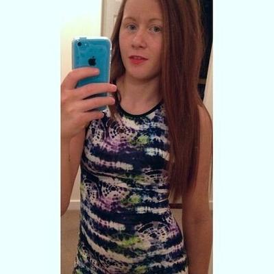 Marie, une adolescente écossaise sexy, a besoin d'être exposée.