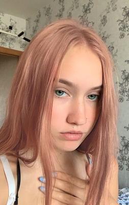 Amateur blonde maigre nue autour de la maison