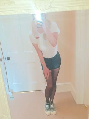 converse, denim hotpants and sheer black tights