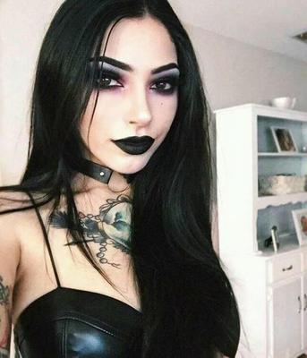 Filles gothiques en métal noir