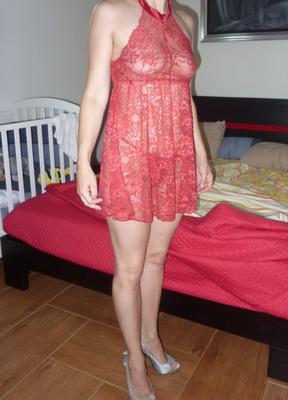 Esposa vestida para divertirse