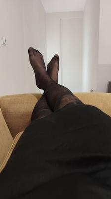 Crossdresser em um sofá