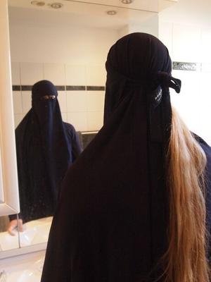 Молодая мусульманская шлюшка в парандже зачистила сиськи, соски, большую круглую задницу