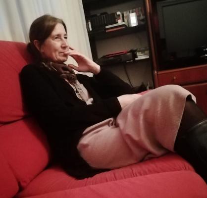 Me relaxando no meu sofá favorito