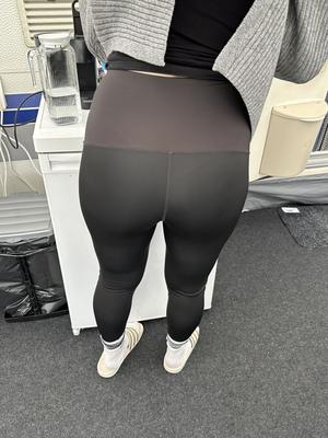 キャンプでレギンスを履いた熟女妻を盗撮します。