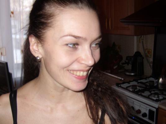 MILF aux cheveux noirs, maigre et poilue, pose
