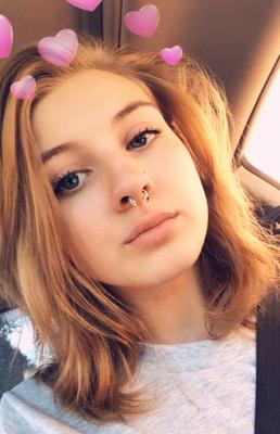 Durchbohrte blonde Selfies