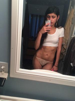 おっぱいコキ前のミア・カリファ