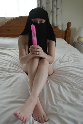ピンクのバイブレーターを使用している女の子を着ているニカブ