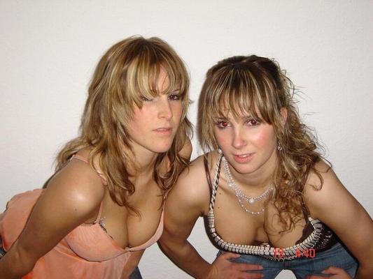 hermanas mostrando ropa interior