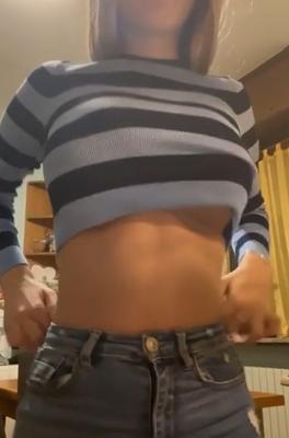 彼女の素晴らしいおっぱいを点滅させるブロンド