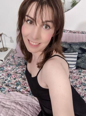 Twitterで見つけたトランスジェンダーの女の子、エミリーは本当にザーメンが欲しいです。