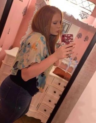Rousse potelée sexy