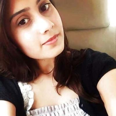 Superbe jeune fille pakistanaise montre ses jolis seins