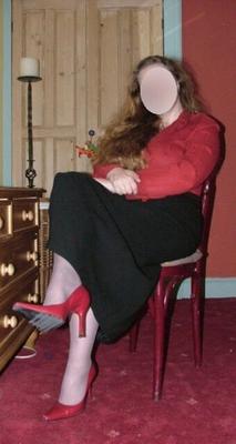 C в серых чулках и на каблуках