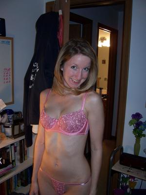 セクシーな金髪妻の露出度の高いブラジャー