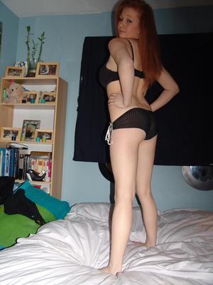 Michaella, ein rothaariger Teenager, der Spaß im Bett hat