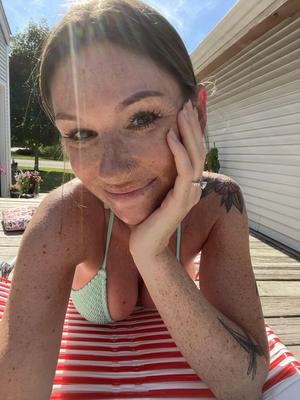 Sommersprossiges schwangeres Baby