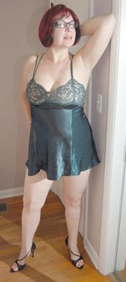 Mme Kay maman sexy posant en lingerie