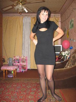 Сексуальная летняя зрелая позирует с пасынком
