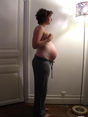 妊娠中の大きな丸いおっぱい