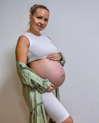 хорошенькая молодая мама Элинка беременна