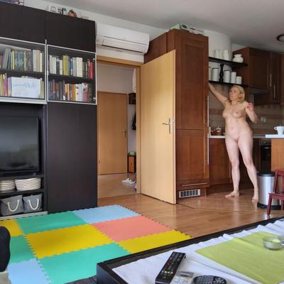 自宅のブロンド熟女
