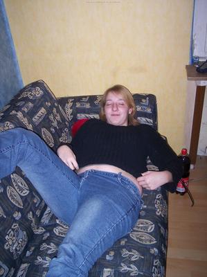 Счастливая улыбающаяся блондинка