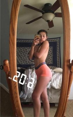 Linda estudiante americana con tetas pequeñas