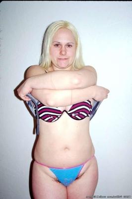 Adrian barman blond poilu