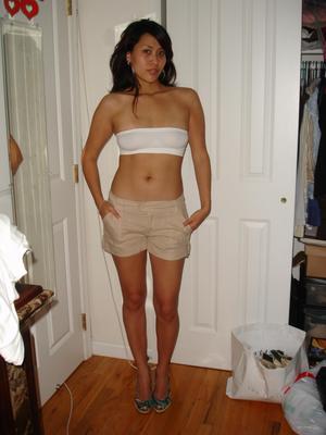 服を着ているがセクシー