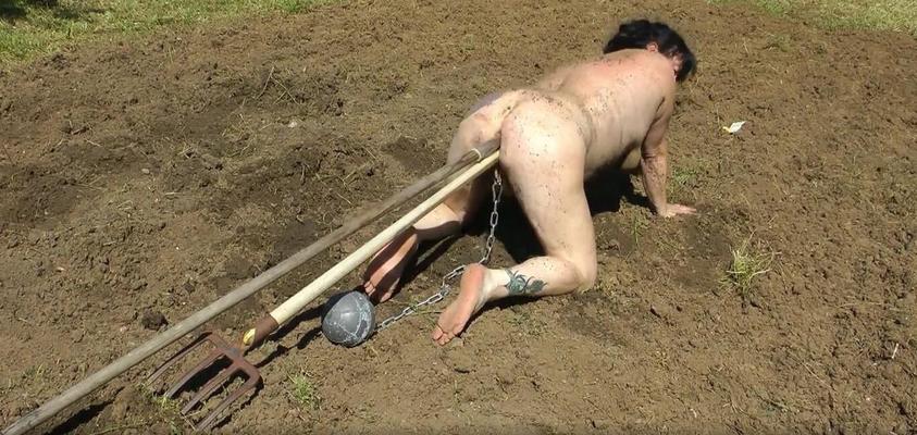 Mujer esclava desnuda arando el campo