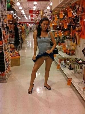Mujeres de pie desnudas afeitadas (comando) Levanta la mano derecha