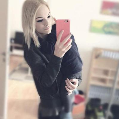 German Slut Sarah Exposed! Kommentiert die Bitch!