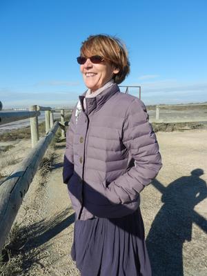 Alte Oma Annie an einem Strand im Winter HD