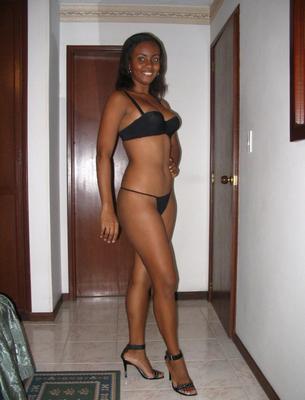Joven esposa de piel marrón