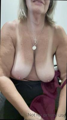 Yo Oma Louisa zeigt etwas Haut