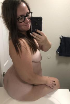 小さなおっぱいでかわいいぽっちゃりした熟女