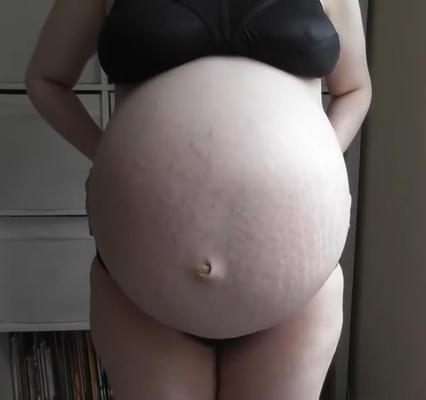 Nicht -nackte riesige schwangere Bauch
