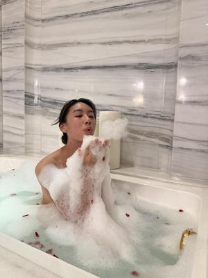 Moon Blitz ASMR a few bathtime selfies