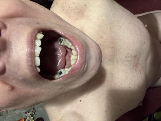 Boca abierta lengua desnuda posando