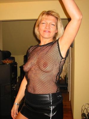 Reife blonde schlampe Doris zeigt sich gerne
