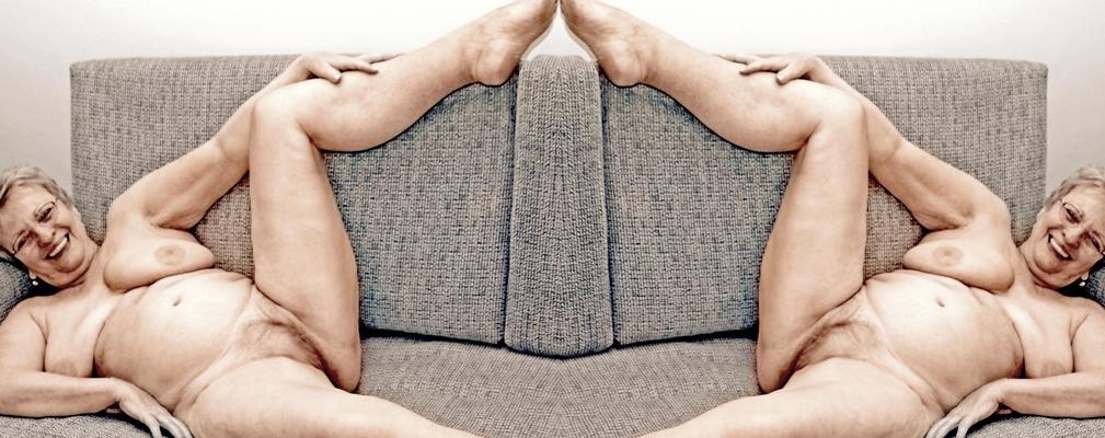 Un par de sujetalibros desnudos