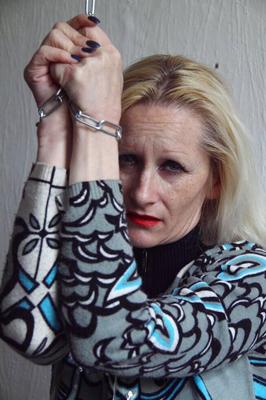 Christiane angekettet ausgezogen