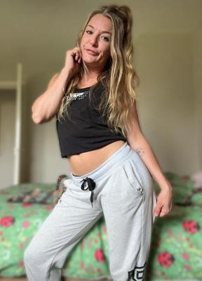 Las pequeñas tetas de Skinny Blonde Chav Slut